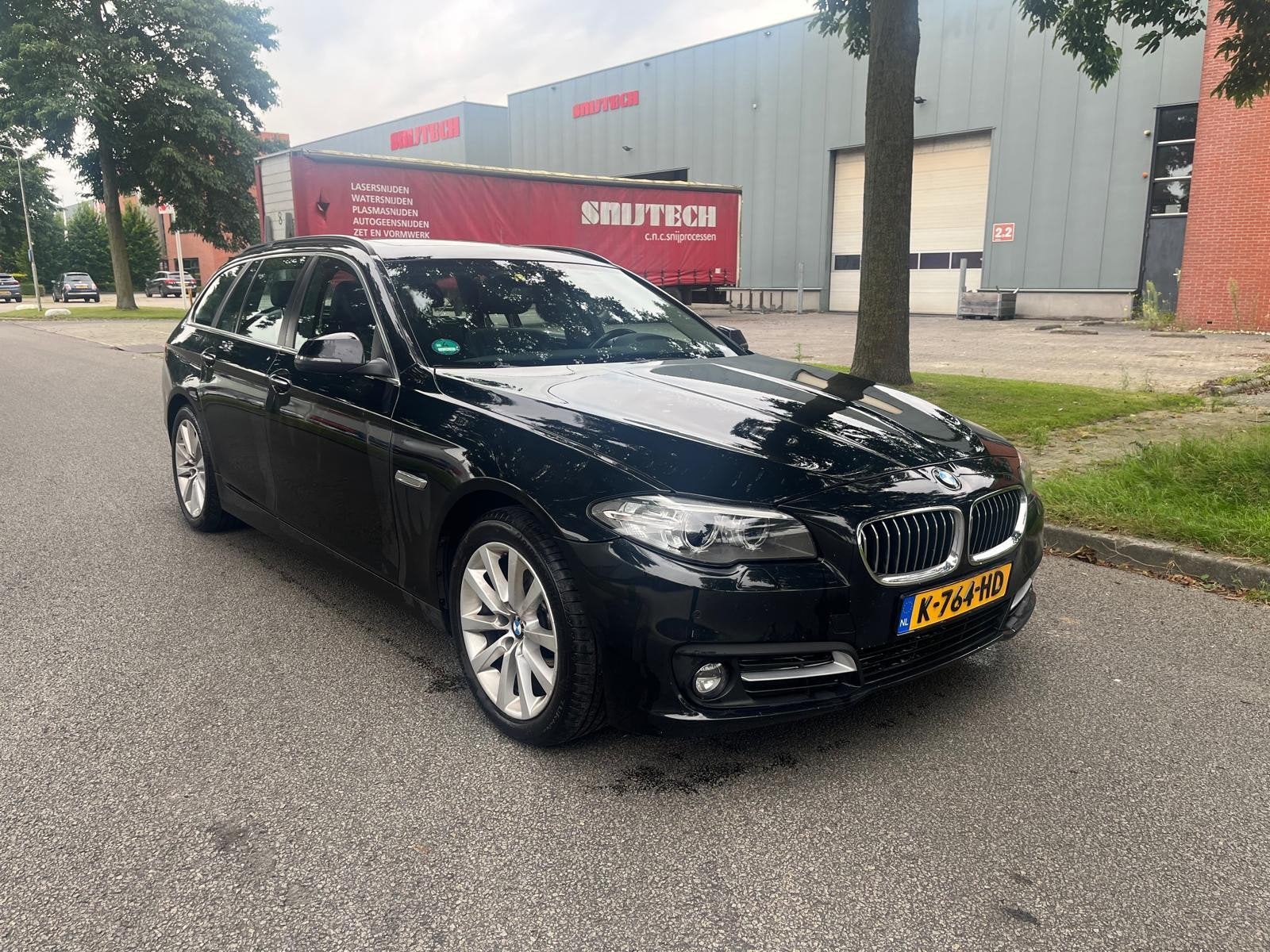 BMW 5-serie Touring 520xd High Executive 4X4 EERSTE EIGENAAR, Auto's, BMW, Automaat, Euro 6, Zwart, Leder