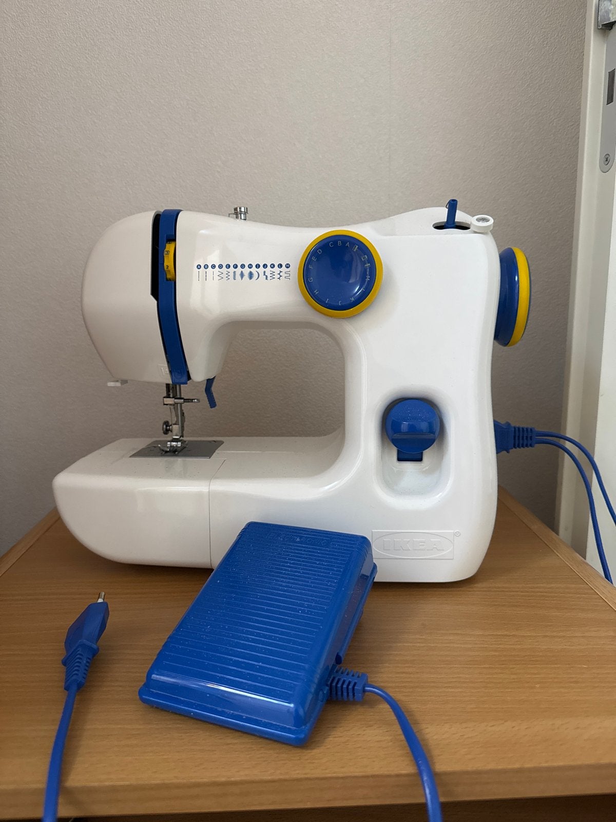 Werkende naaimachine met verlichte loeplamp en toebehoren, Hobby en Vrije tijd, Ophalen, Gebruikt, Naaimachine, Overige merken