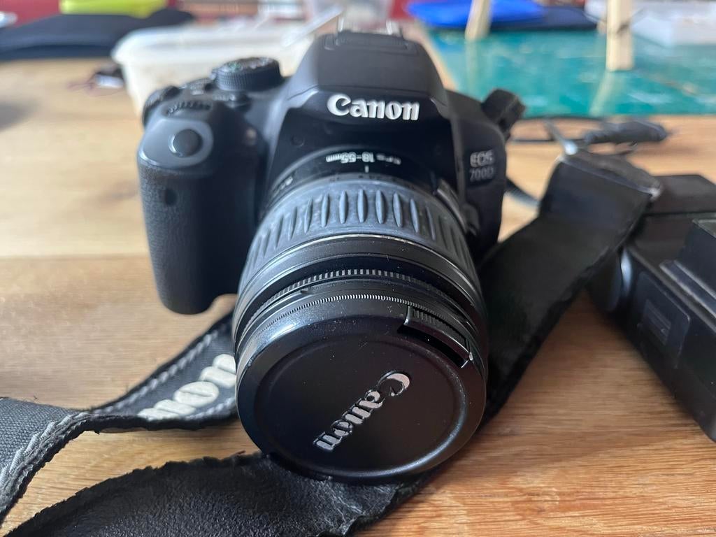 Canon EOS 700D complete set met Tamron telelens en flitser, Ophalen of Verzenden, Zo goed als nieuw, Spiegelreflex, Canon