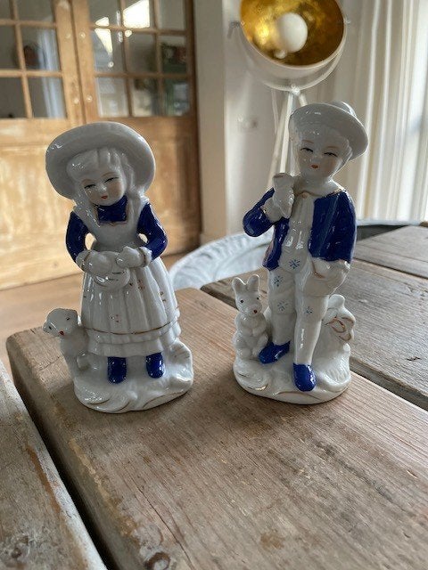 2 x vintage beeldje Delfts blauw. Jongen en meisje Lente., Antiek en Kunst, Ophalen
