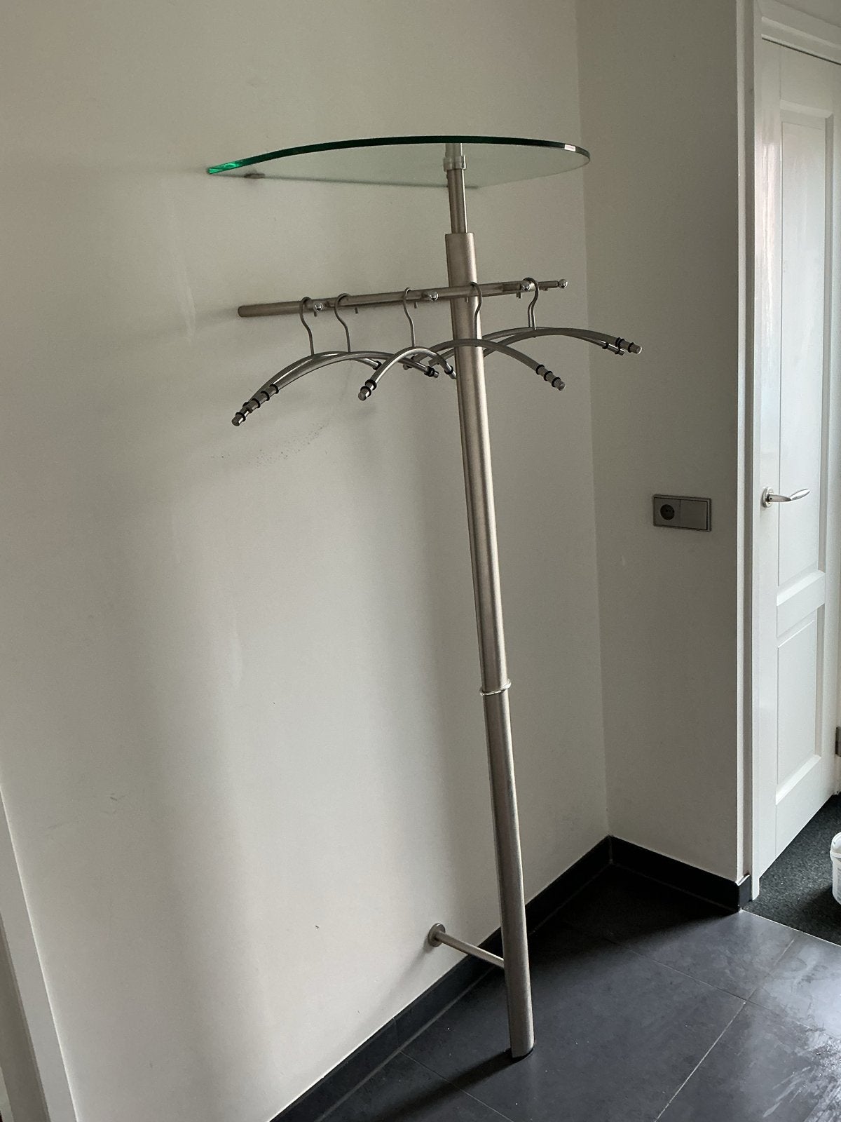 Moderne wandkapstok met glazen plank en hangers, Gebruikt, Metaal, 150 tot 200 cm, Ophalen