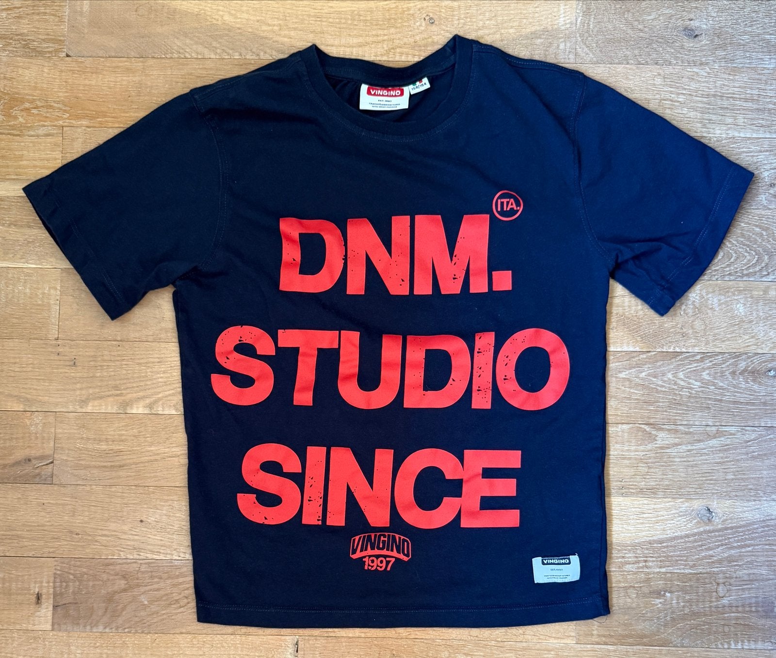 Vingino T-shirt - Donkerblauw met rode opdruk - Maat 158/164, Ophalen of Verzenden, Gebruikt, Jongen, Shirt of Longsleeve