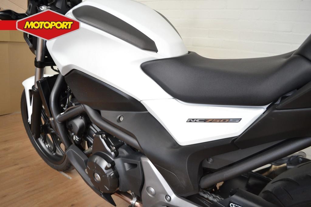 Honda NC 750 S (bj 2015), Dorneveld 180-184
B-1731  Zellik, BE, Honda Motor Europe, Bedrijf, Hlcbepccnl@honda-eu.com