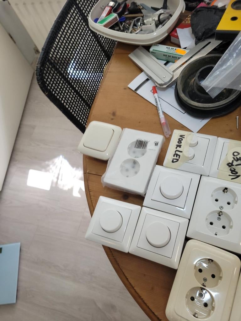 Partij schakelmateriaal: stopcontacten, dimmers, afdekplaten, Ophalen of Verzenden