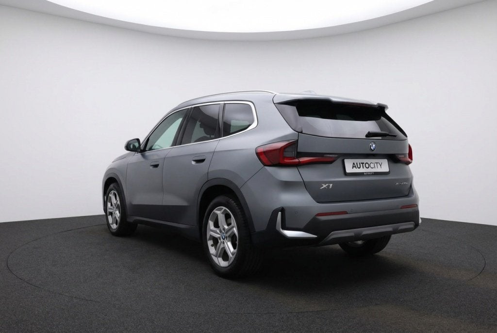 BMW X1 25 e xDrive Frozen Grey l Pano l Trekhaak l HK l Lede, Auto's, BMW, 14 kWh, Gebruikt, Euro 6, Bedrijf