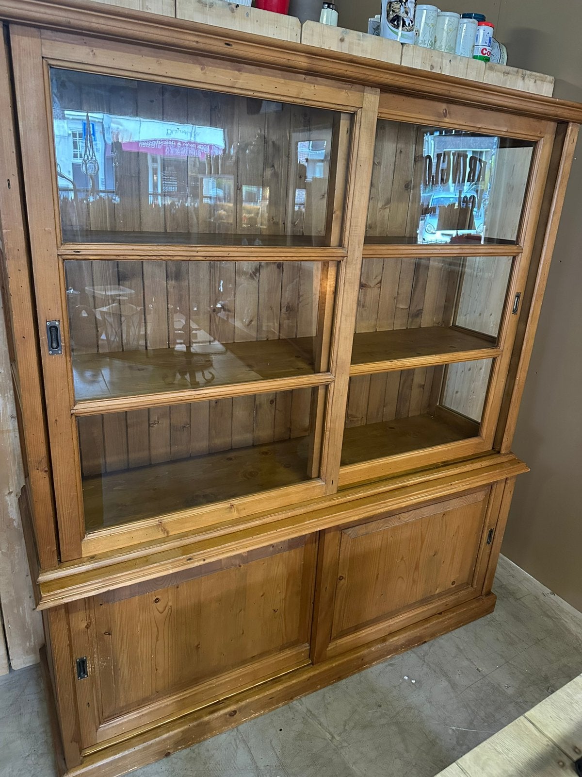 Robuuste grenenhouten vitrine kast met schuifdeuren, Huis en Inrichting, Gebruikt, C, 200 cm of meer, 150 tot 200 cm