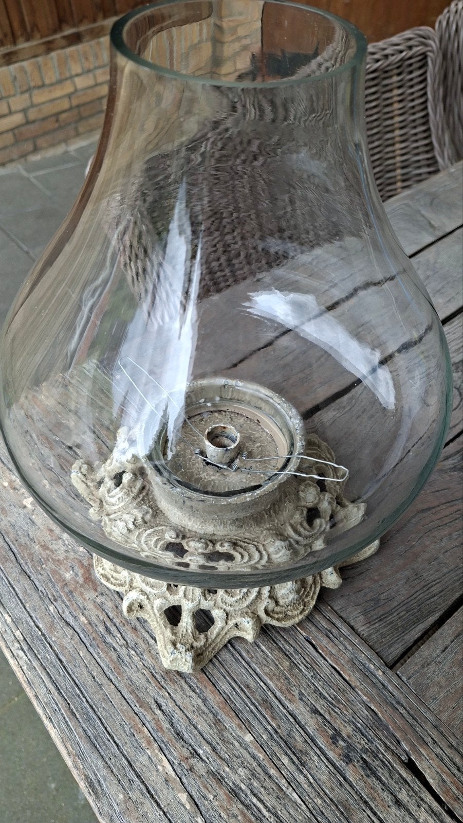 Decoratieve windlicht met glazen kap en metalen voet, Ophalen of Verzenden