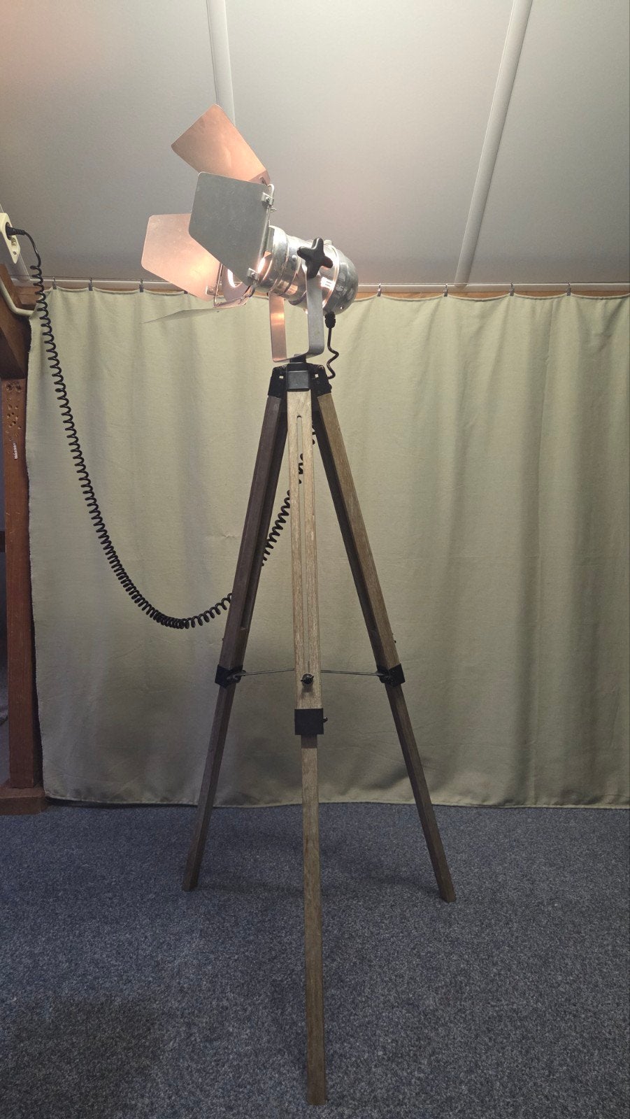 Vintage theaterlamp op houten statief, Ophalen, Gebruikt, 150 tot 200 cm, Hout