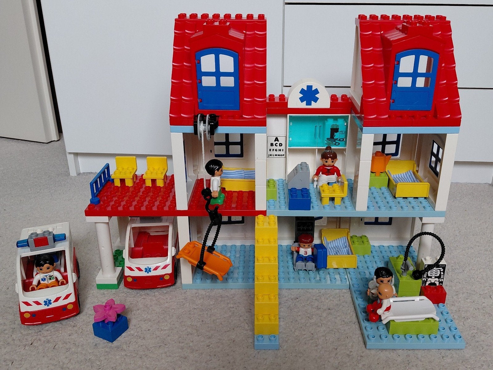 Duplo ziekenhuis met extra ambulance, Kinderen en Baby's, Speelgoed | Duplo en Lego, Ophalen of Verzenden, Gebruikt, Complete set