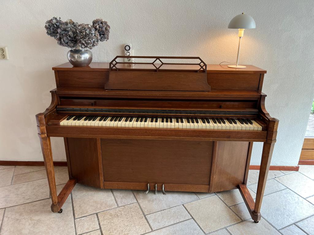 GRATIS! Mooie houten piano - Klassiek en functioneel, Muziek en Instrumenten, Piano's, Ophalen, Gebruikt, Bruin, Piano