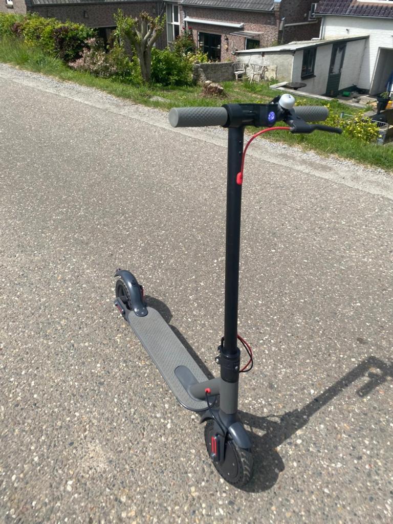 Grijze/zwarte elektrische step - 20km/u, handig compact, Fietsen en Brommers, Steps, Ophalen of Verzenden, Gebruikt, Elektrische step (E-scooter)