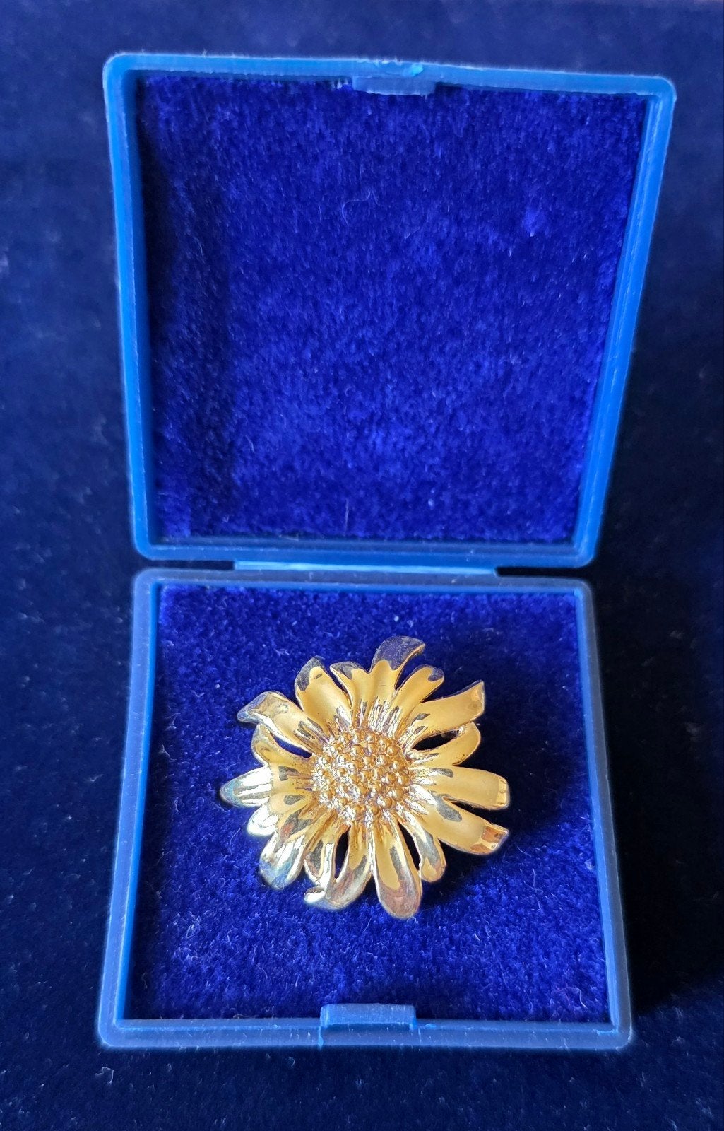 Prachtige vintage broche Margriet in bijbehorend doosje, Verzenden, Zo goed als nieuw, Goud, Overige materialen