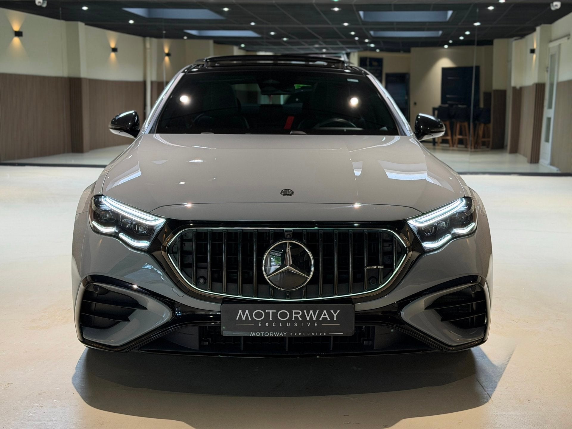 Mercedes-Benz E-klasse AMG 53 4MATIC+ Night Edition|Pano|Ach, Auto's, Gebruikt, Leder en Stof, 21 kWh, Plug-in hybride