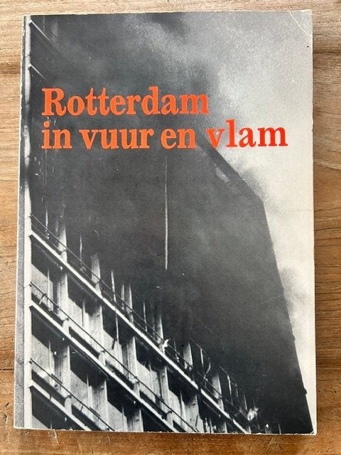 Rotterdam in vuur en vlam, Boeken, Ophalen of Verzenden, Rene van der Beek en Hans Soeters, 20e eeuw of later, Gelezen