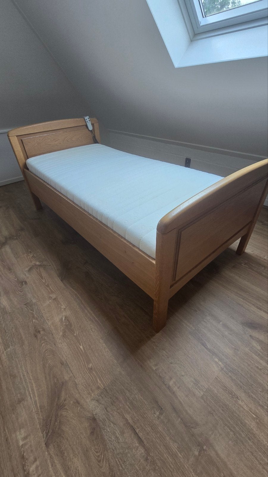 Eenpersoonsbed met verstelbare lattenbodem en matras, Ophalen, Eenpersoons, Hout, 90 cm