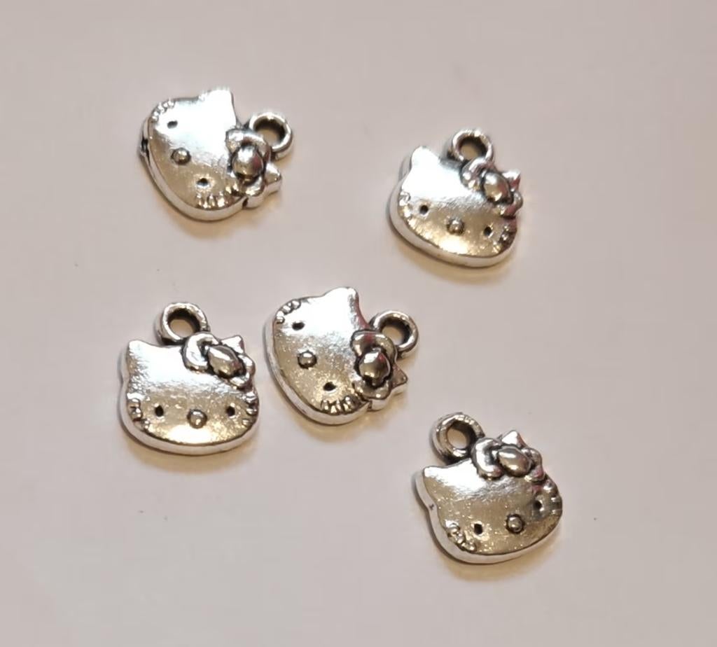 5 zilveren Hello Kitty bedeltjes / ketting hangertjes, Ophalen of Verzenden, Zo goed als nieuw, Zilver, Zilver