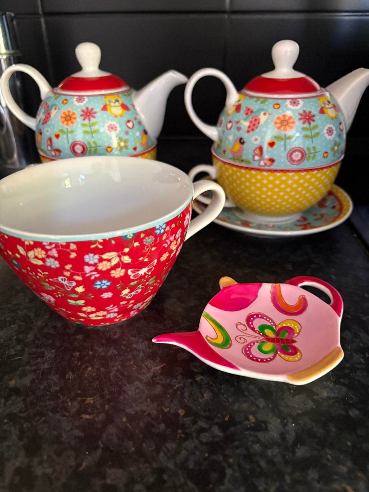 Theepotje (2) met thee mok (3 stuks) en schoteltje, Ophalen
