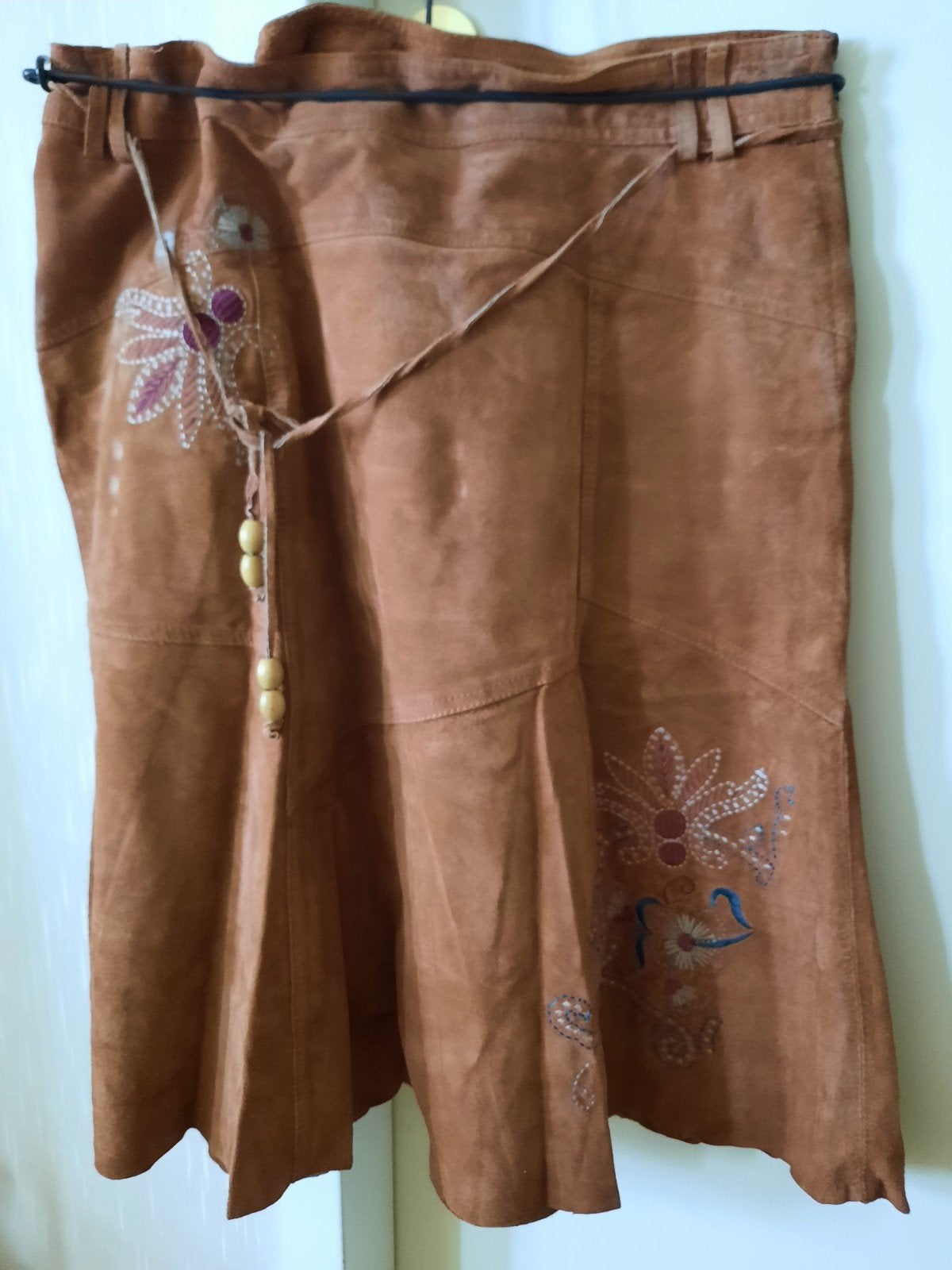 Bruine suède rok met geborduurde bloemen, Ophalen of Verzenden, Bruin, Knielengte