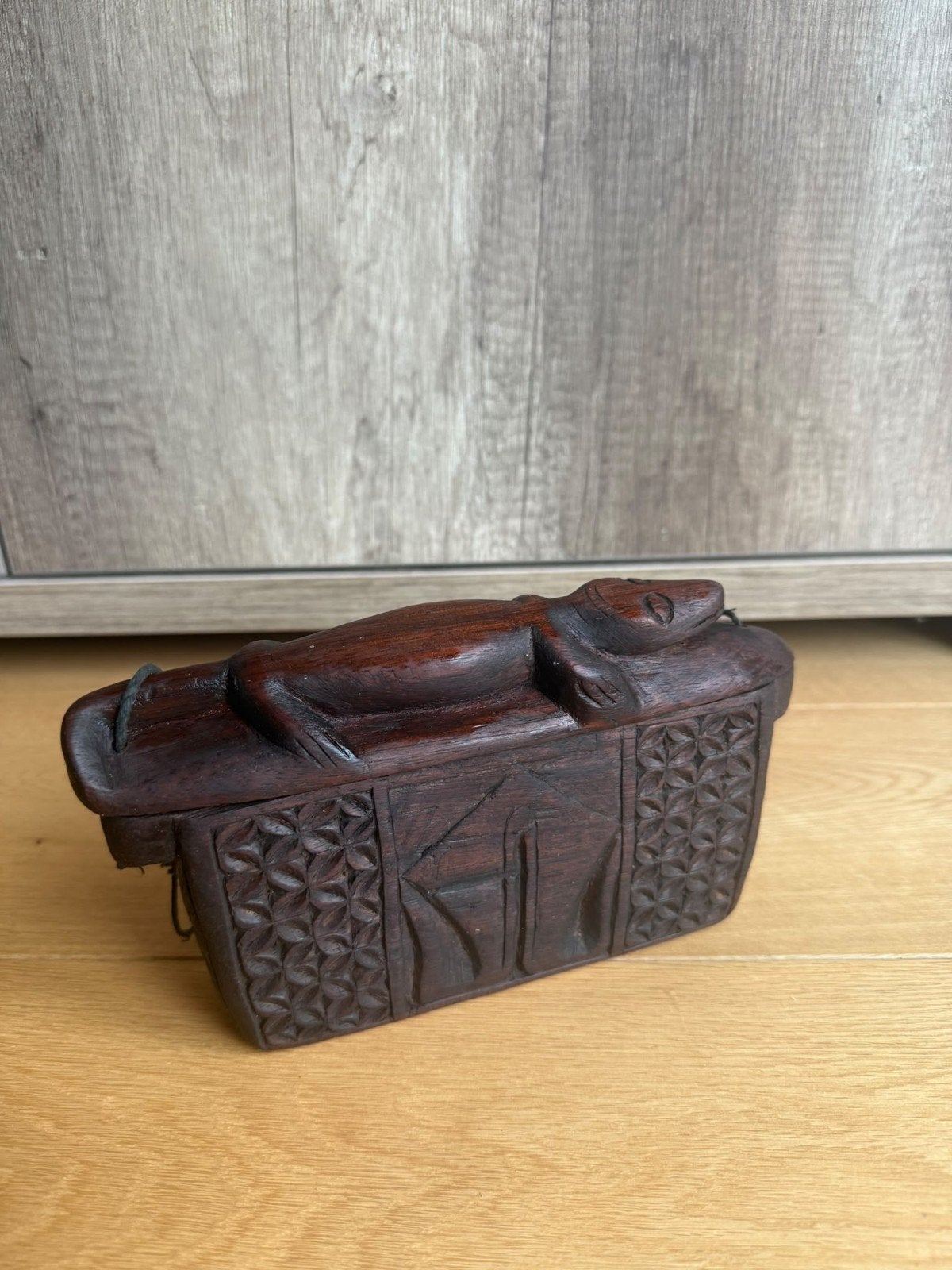 Unieke handgesneden houten doos met hagedis, Antiek en Kunst, Ophalen of Verzenden