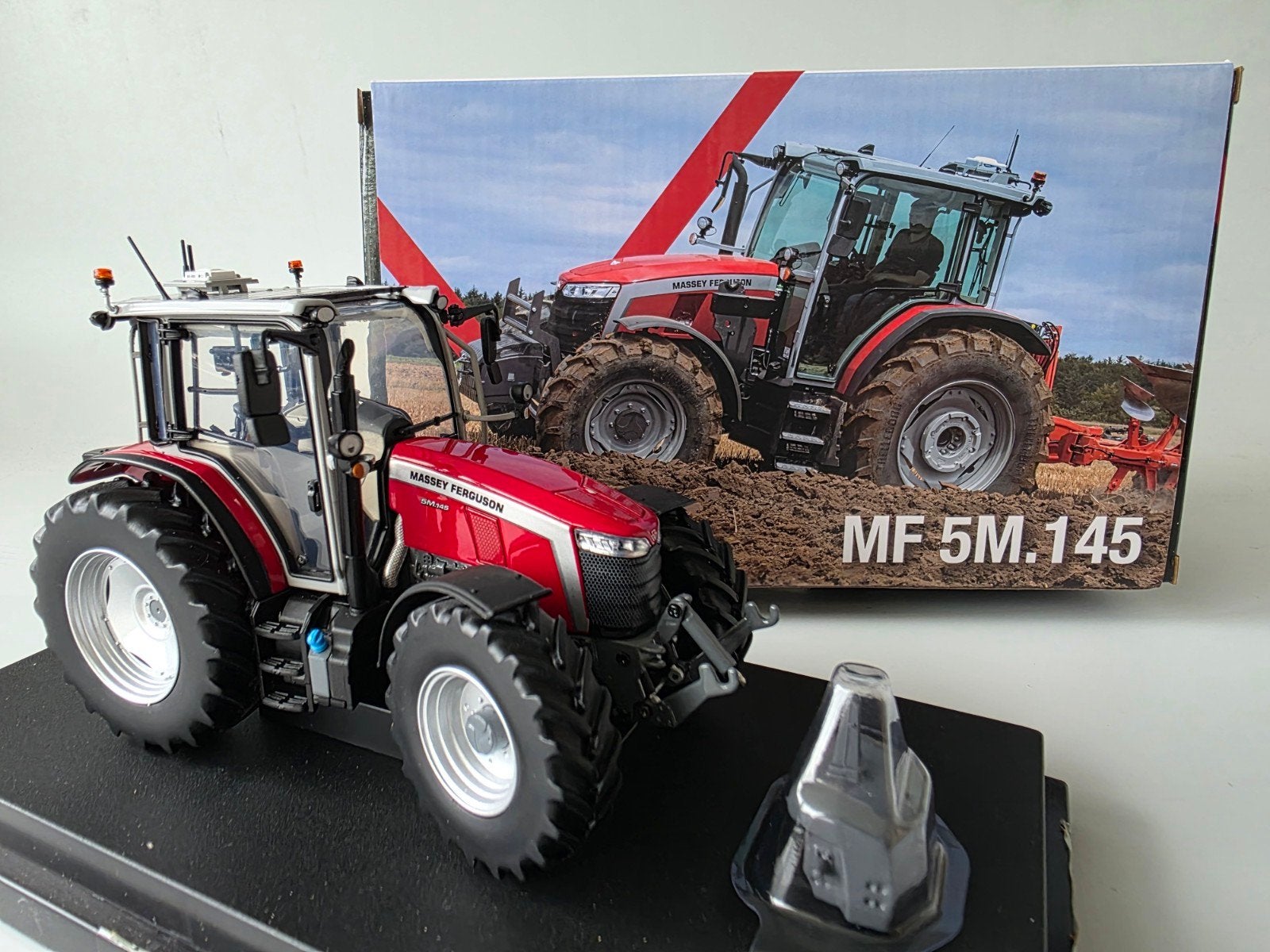 Massy-Ferguson 5M.145 UH 1:32, Ophalen of Verzenden, Nieuw, Tractor of Landbouw, Universal Hobbies