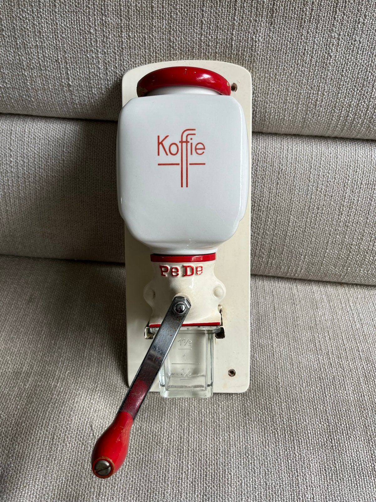 Vintage PeDe wandkoffiemolen met rode accenten, Ophalen of Verzenden