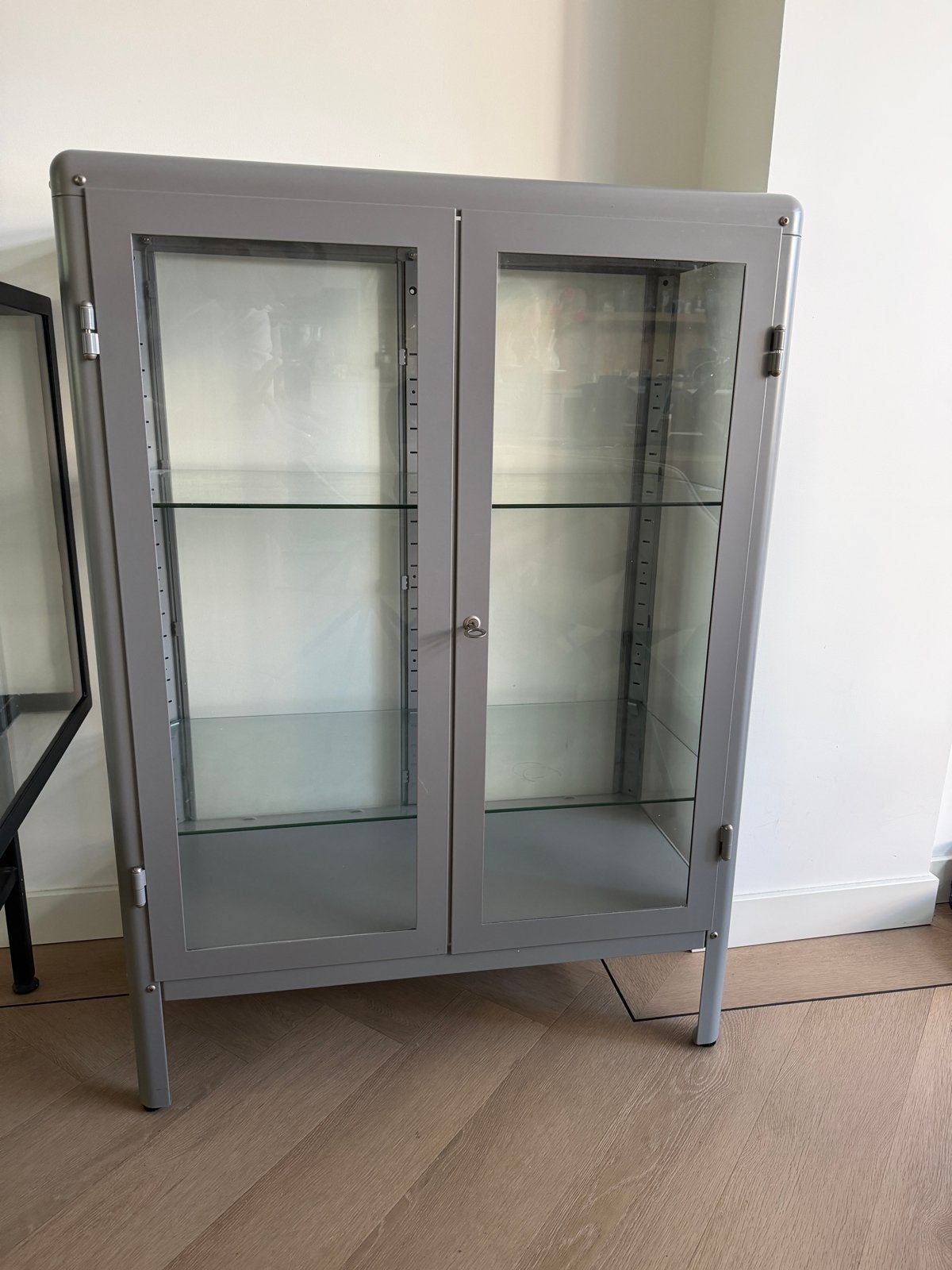 Zeer mooie IKEA Fabrikör vitrinekast grijs 81x113x42 cm, 100 tot 150 cm, Zo goed als nieuw, Metaal, 25 tot 50 cm