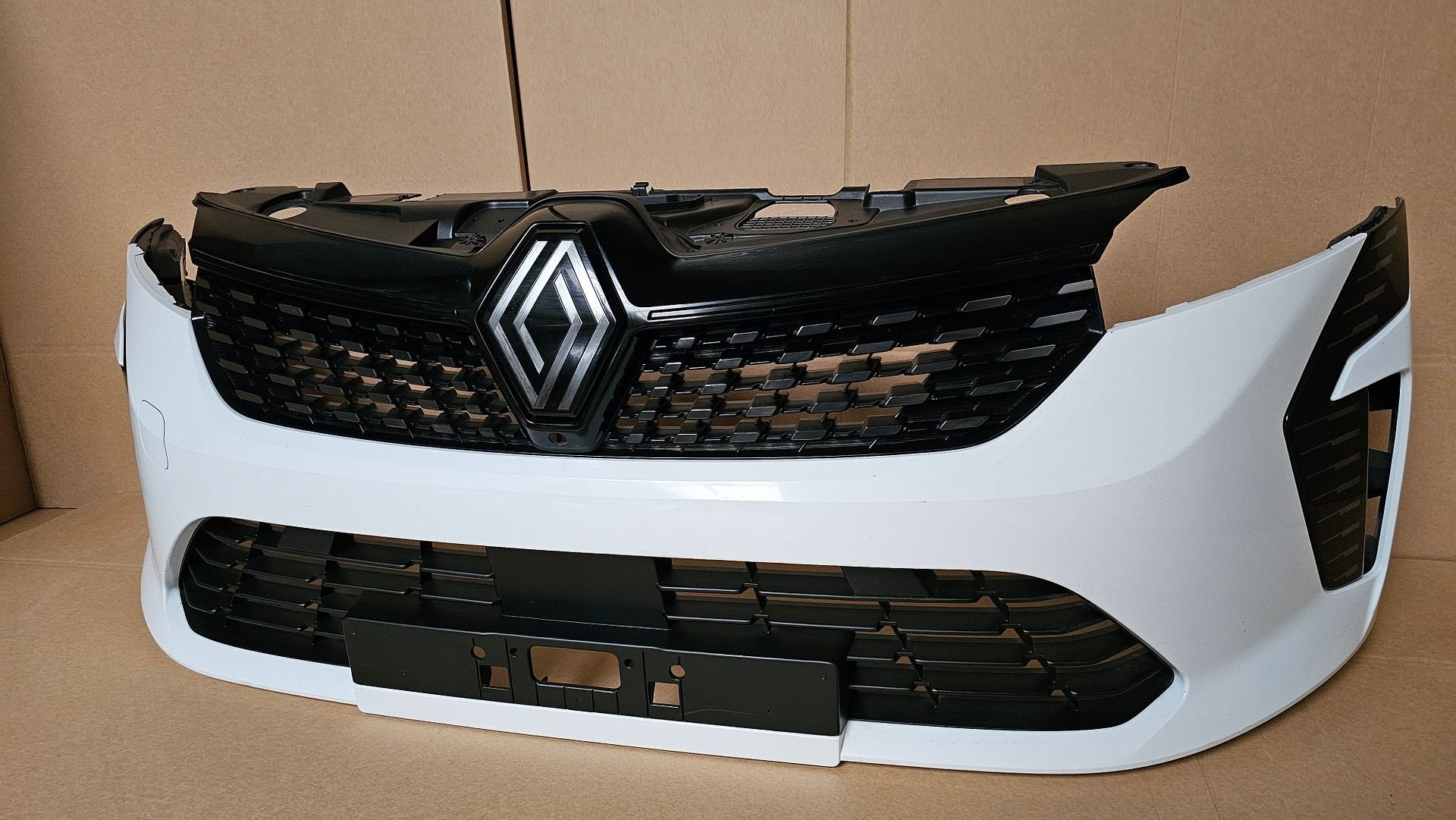 VOORBUMPER RENAULT CLIO 5 V FACELIFT COMPLEET BUMPER bj.2024, Gebruikt, -, Voor, Ophalen of Verzenden