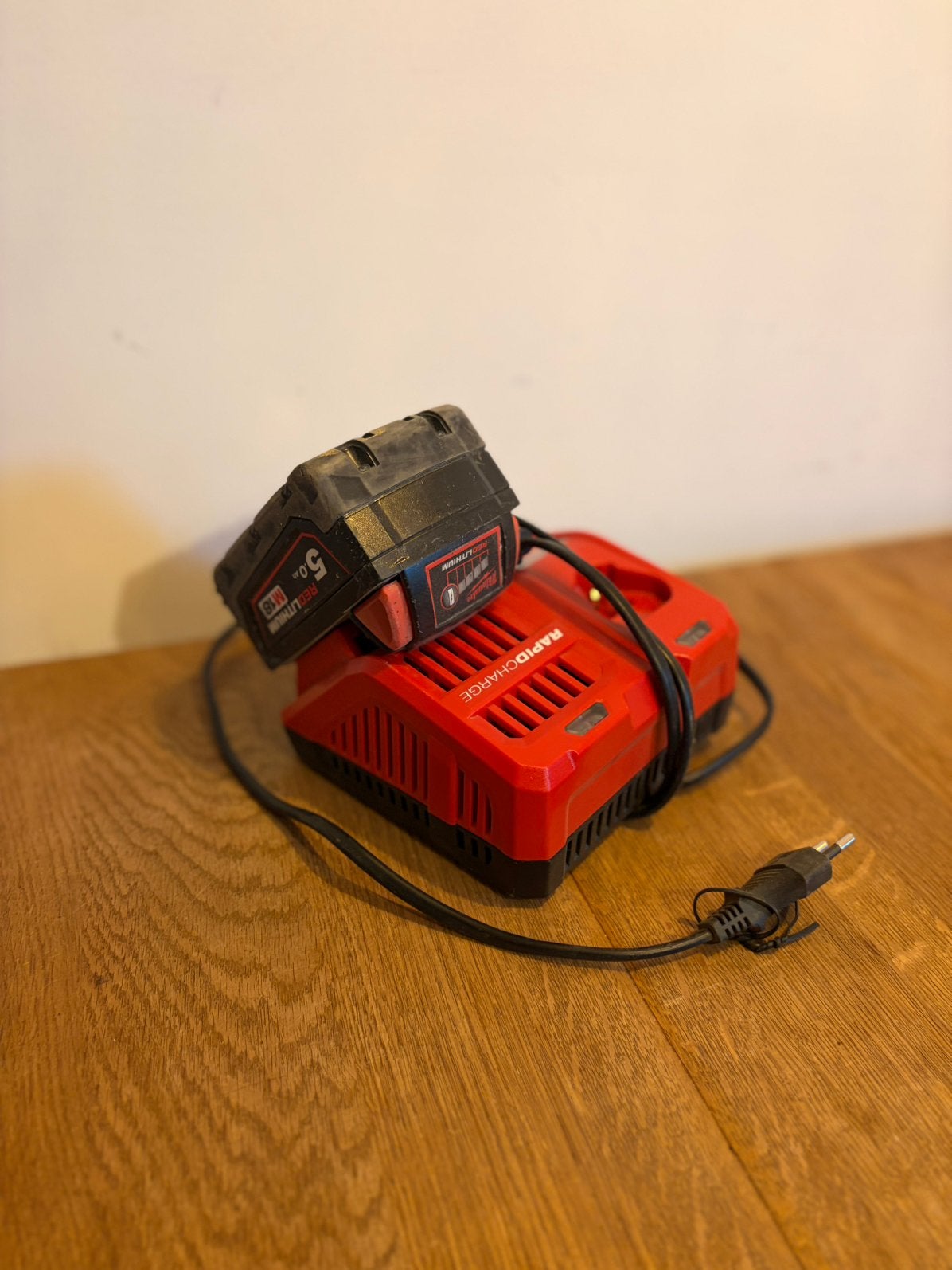 Milwaukee oplader+accu 18volt 5 amp, Ophalen, Zo goed als nieuw, Boor- en Schroefmachine