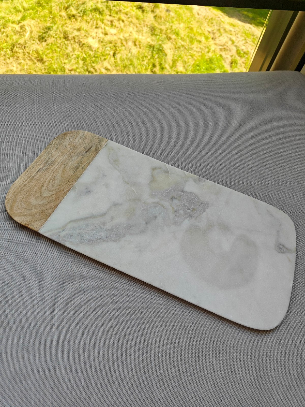 HKLiving marmeren serveerplank / borrelplank – marmer & hout, Huis en Inrichting, Woonaccessoires | Dienbladen, Zo goed als nieuw