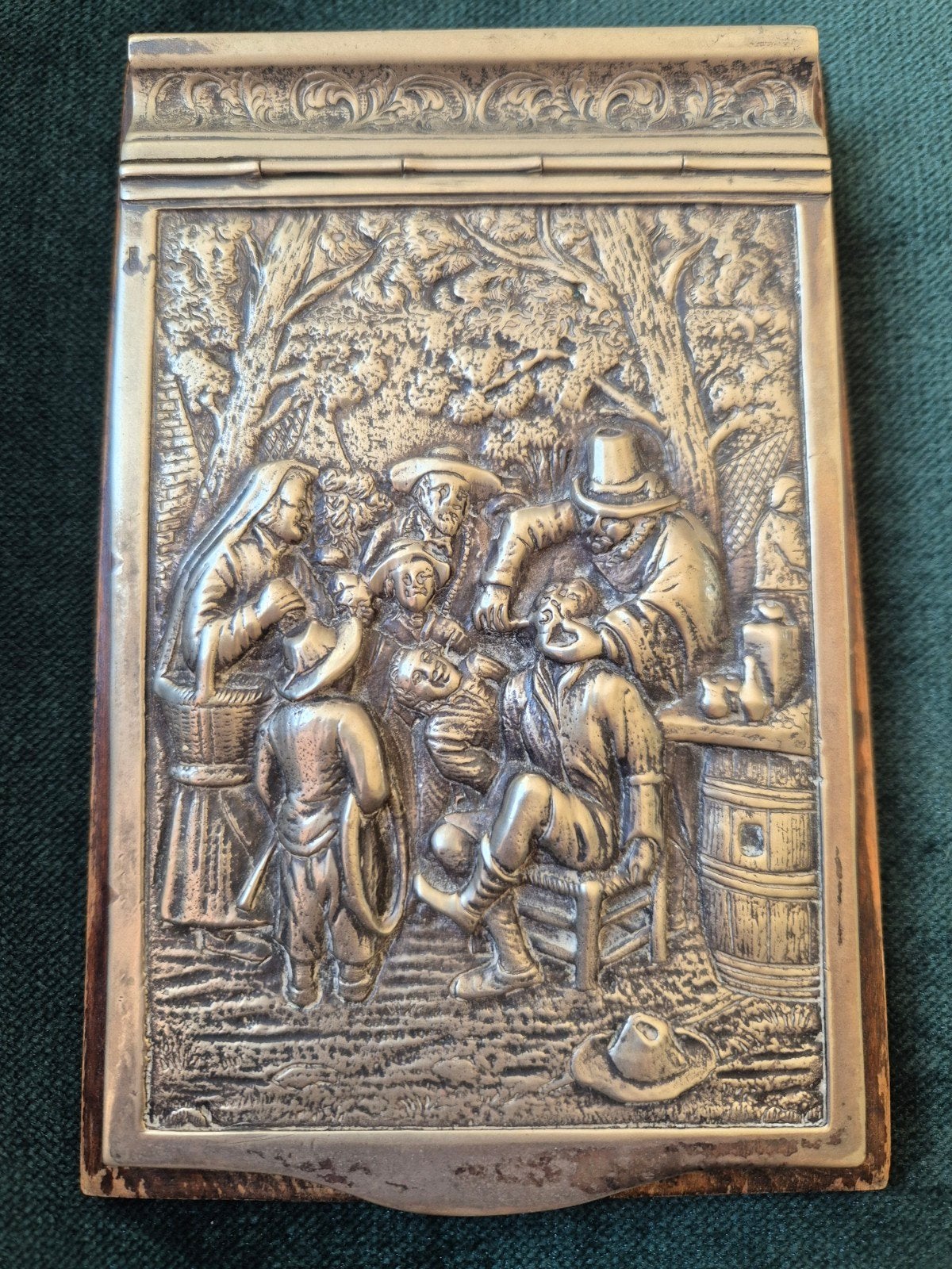 Antieke notitieblokhouder met reliëfscène tandentrekker, Antiek en Kunst, Ophalen of Verzenden