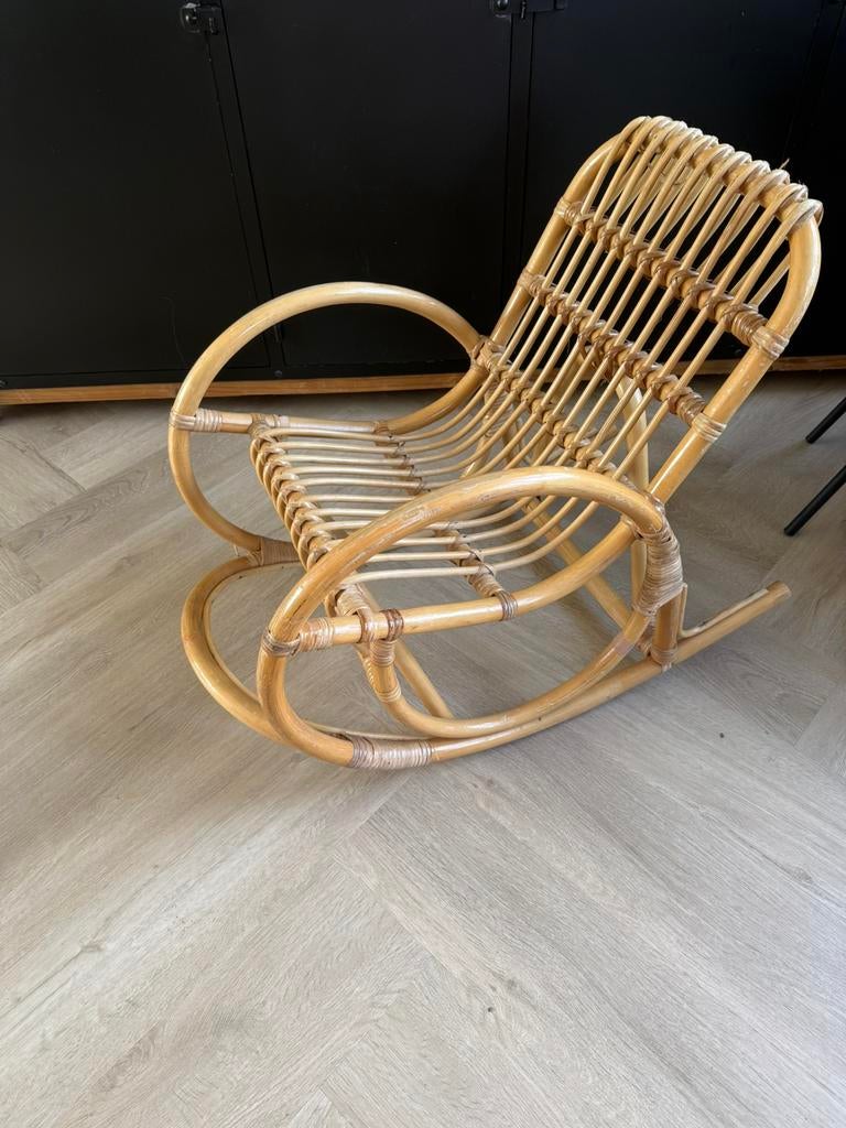 Leuke rotan Kinder schommelstoel  3/4 /5 jaar denk ik, Kinderen en Baby's, Kinderkamer | Tafels en Stoelen, Ophalen, Zo goed als nieuw