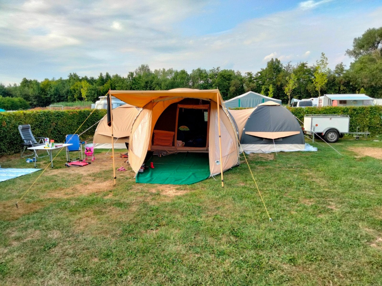 karsten 325 met 2x koepeltent 220, Ophalen, Gebruikt, Meer dan 6