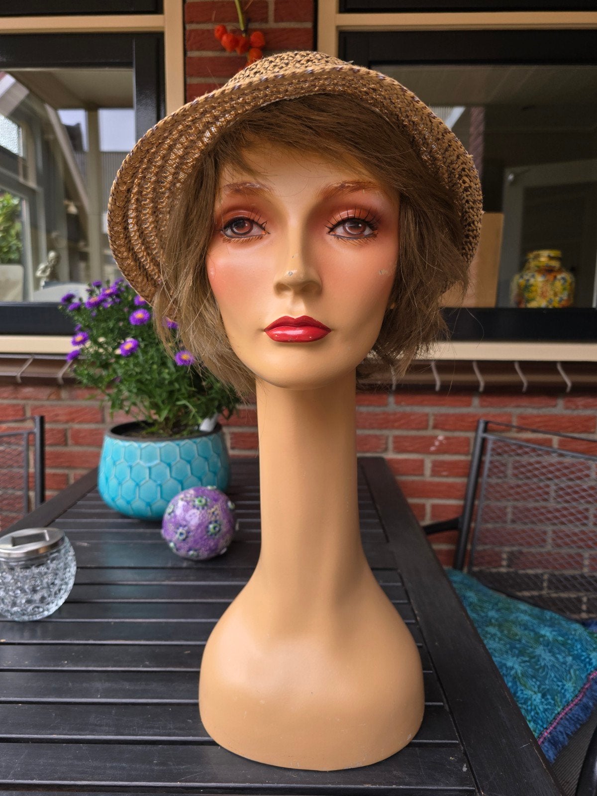 Vintage etalagepop hoofd met pruik en strooien hoed, Ophalen of Verzenden