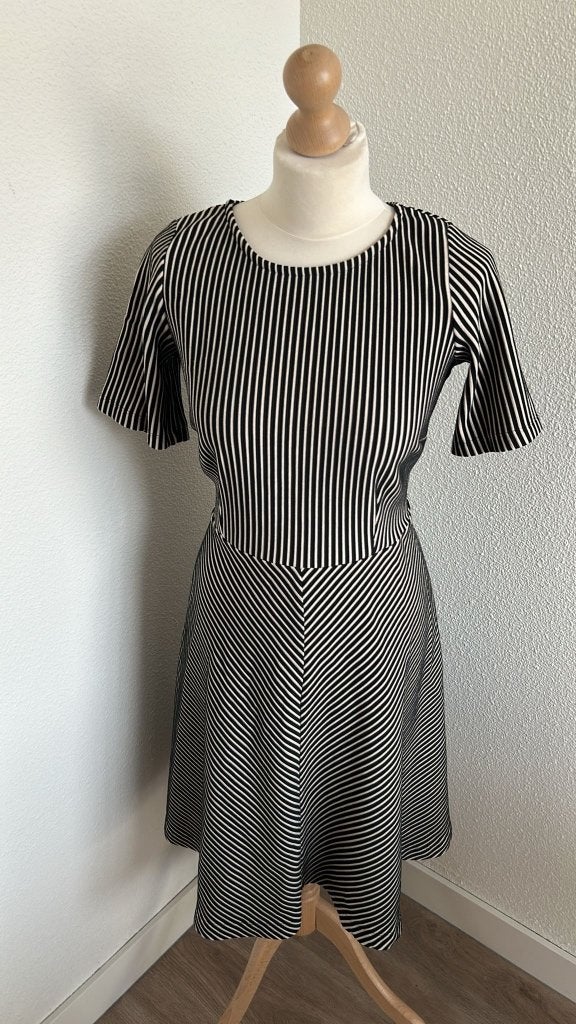 King Louie maat L prachtige gestreepte swing jurk 589, Kleding | Dames, Zwart, Maat 42/44 (L), Ophalen of Verzenden, Zo goed als nieuw