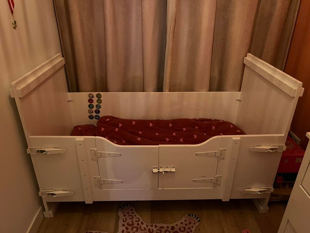 Happy baby peuterbed authentiek hout deurtjes, Ophalen, Zo goed als nieuw, 140 tot 160 cm, 70 tot 85 cm