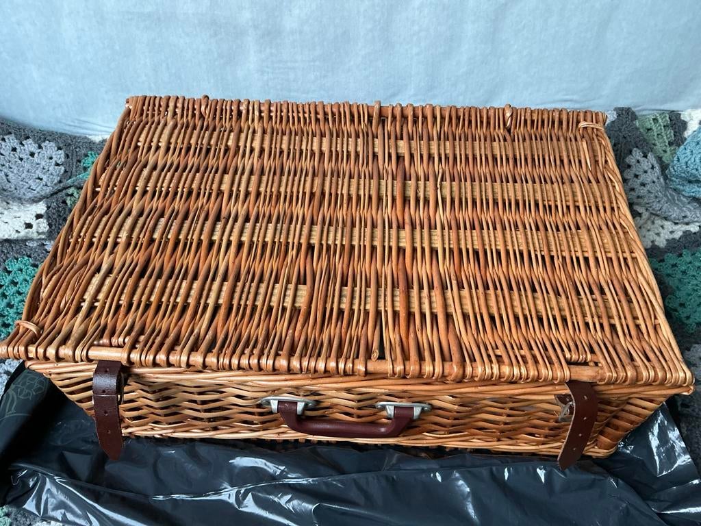 Complete picknickmand met servies en bestek, Ophalen, Zo goed als nieuw