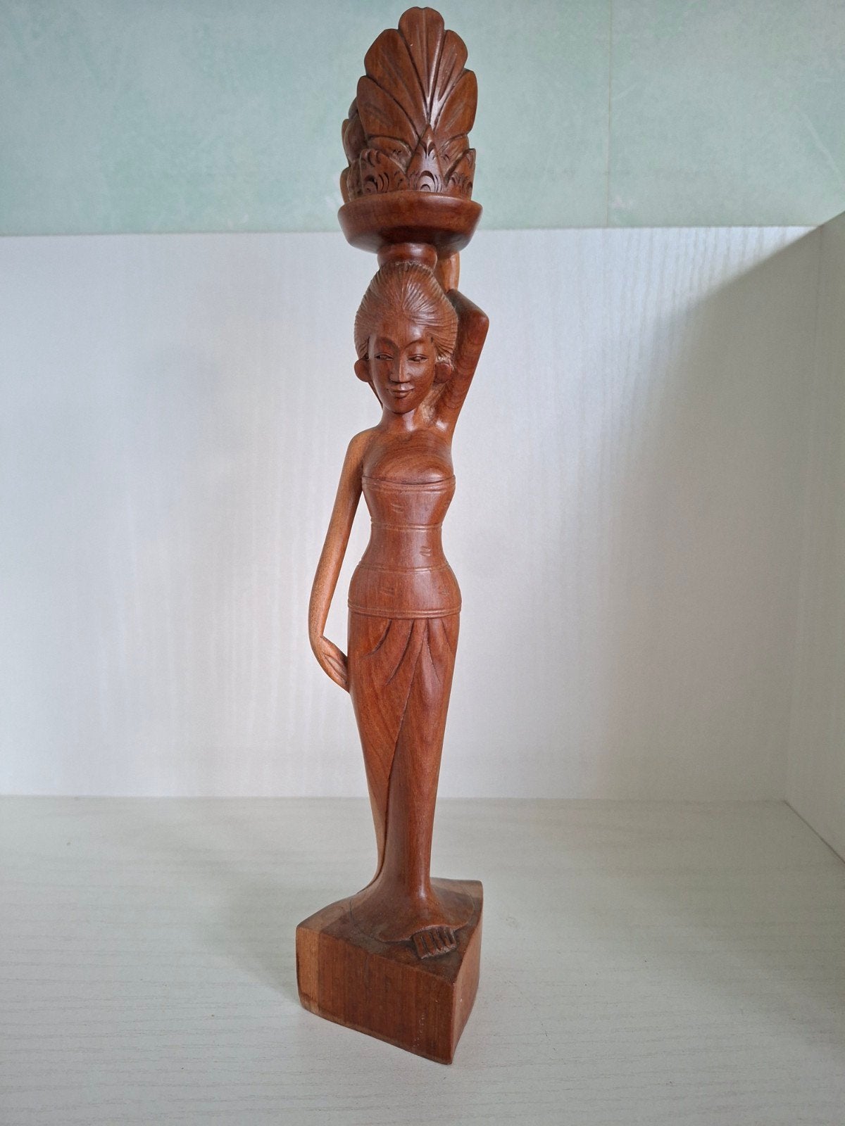 Balinese schone met offer/ houtsnijwerk/ jaren '50, Ophalen of Verzenden
