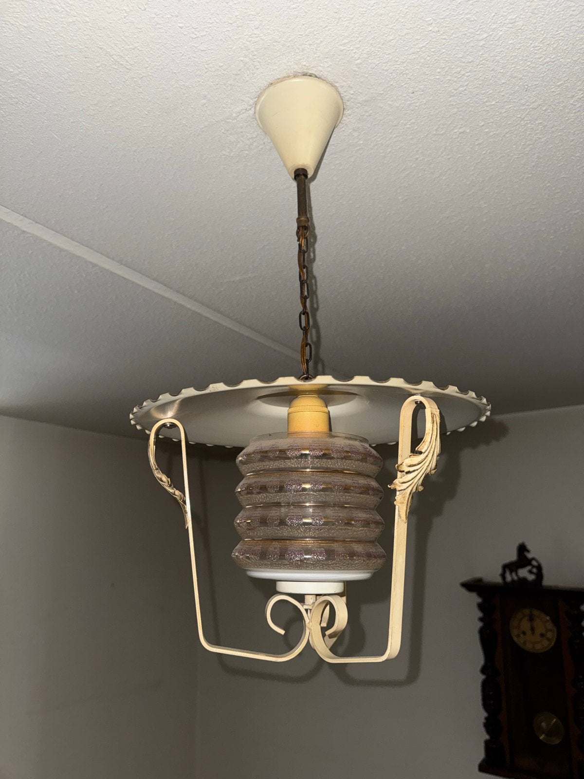 Vintage hanglamp met glazen kap en metalen frame, Huis en Inrichting, Lampen | Hanglampen, Ophalen, Gebruikt, Glas, 50 tot 75 cm