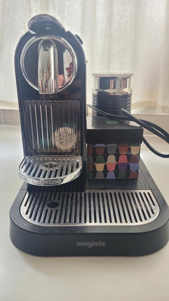 Nespresso Magimix koffiezetapparaat met melkopschuimer, Ophalen, Espresso apparaat, Zo goed als nieuw, Koffiepads en cups