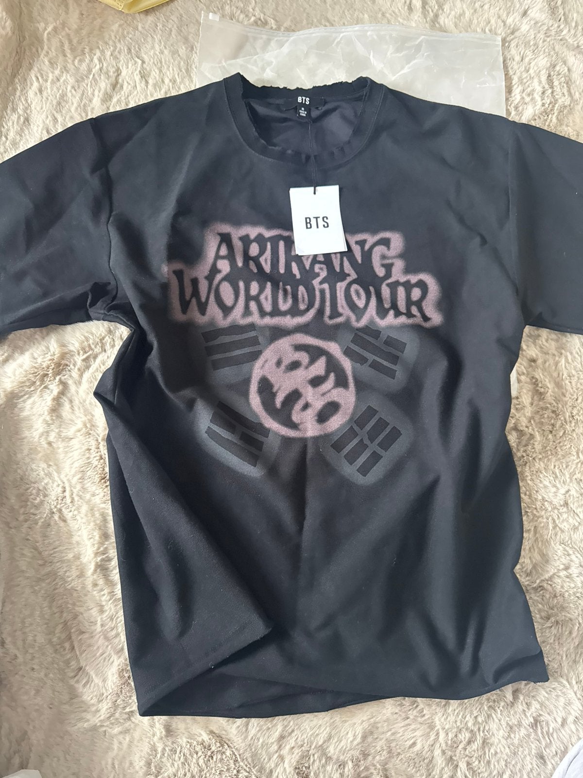 BTS ARIRANG World Tour T-Shirt | Unisex M | NEW, Ophalen of Verzenden, Nieuw, Maat 48/50 (M), Zwart