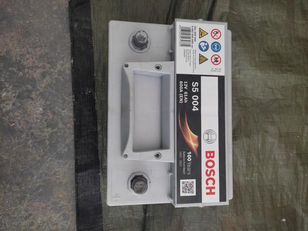 Bosch S5 004 12V 61Ah 600A Accu - Nieuwstaat, Ophalen, Nieuw, Universele onderdelen