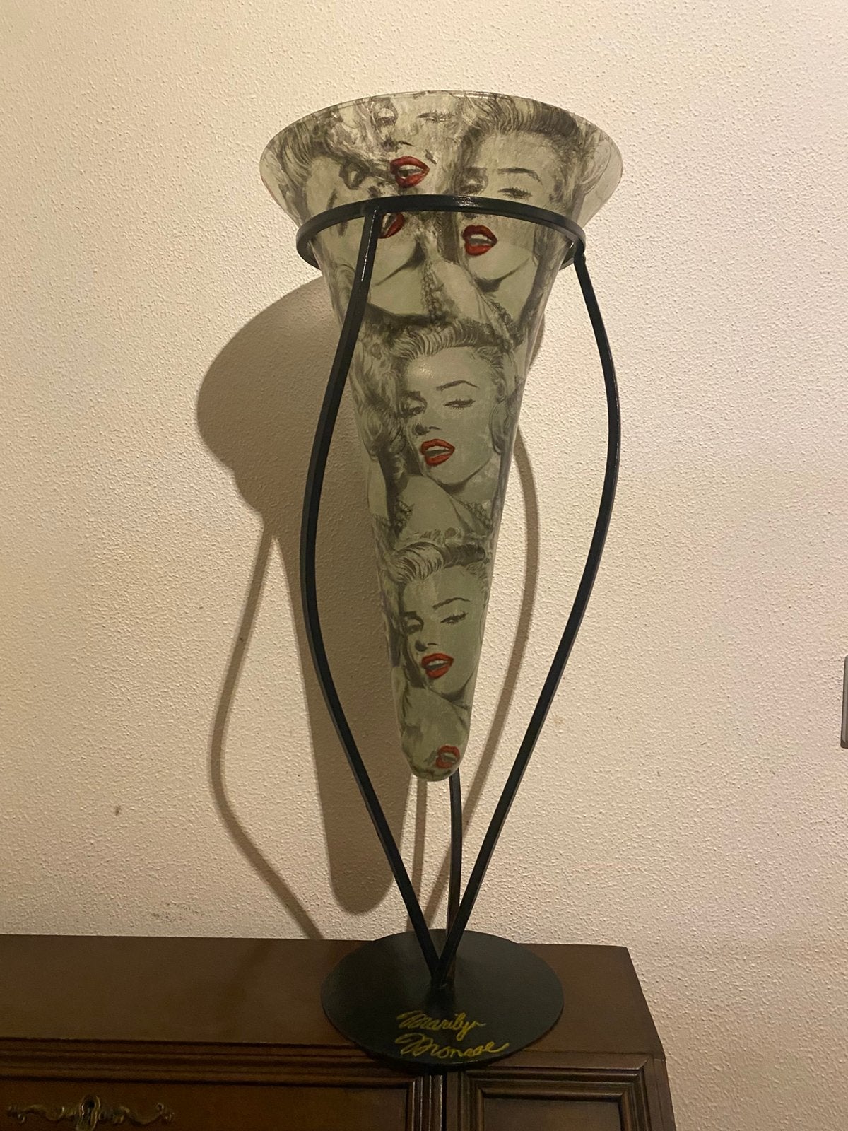 Gedecoupeerde Marilyn Monroe vaas in standaard, Ophalen, Meerkleurig, 64 cm, Geschikt voor buiten
