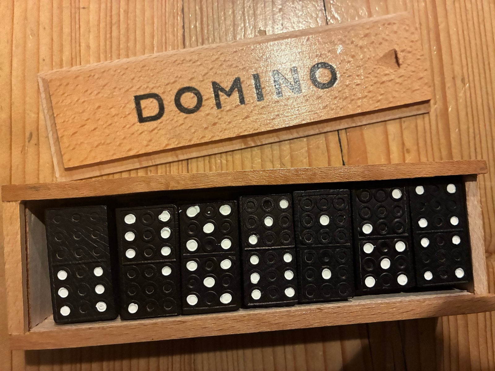 Domino spel in houten kistje - Reisspel, Vijf spelers of meer, Ophalen of Verzenden, Gebruikt, Reisspel