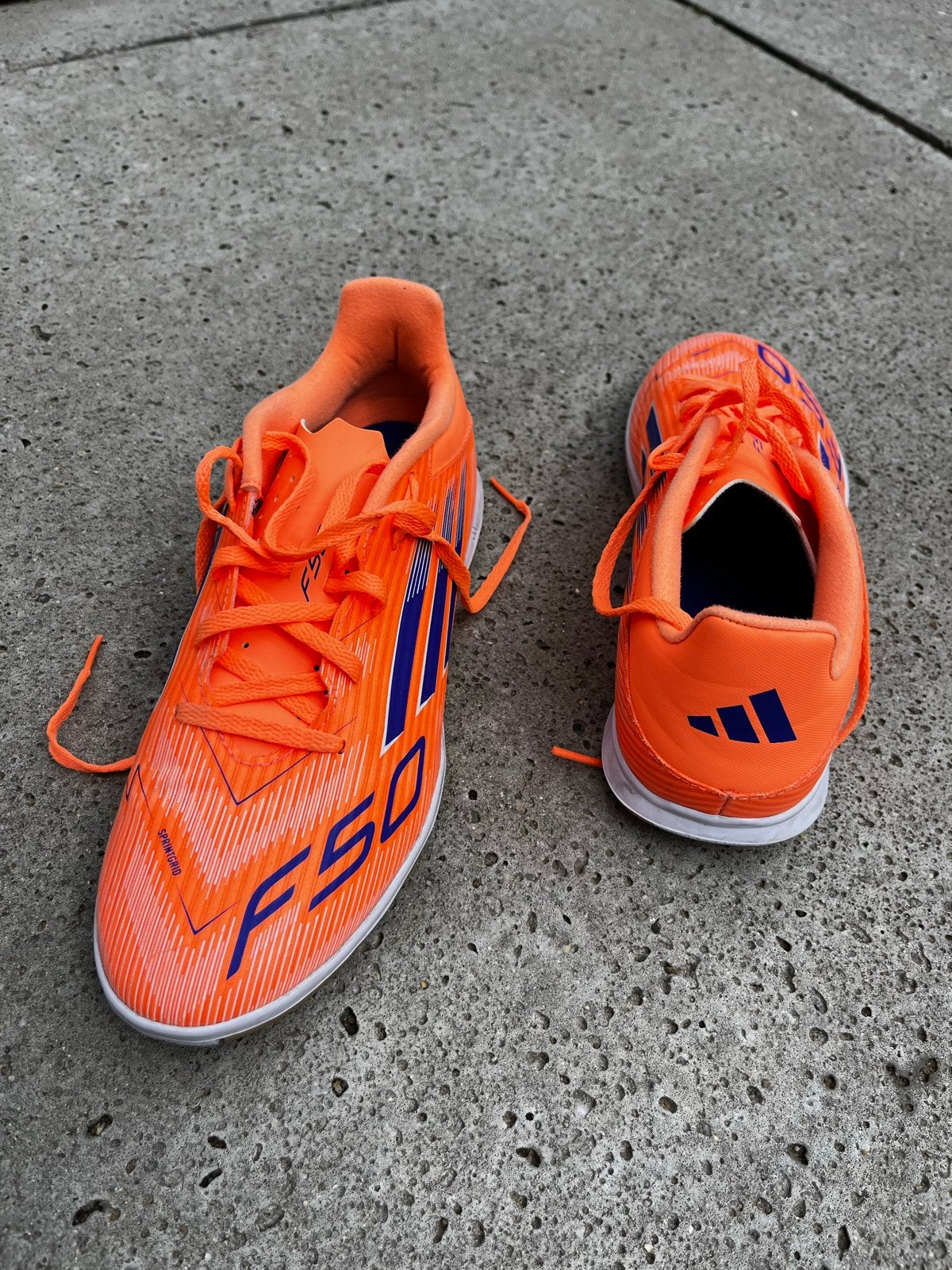 Maat 41 - Adidas F50 zaalschoenen - Oranje, Ophalen of Verzenden, Zo goed als nieuw, Schoenen