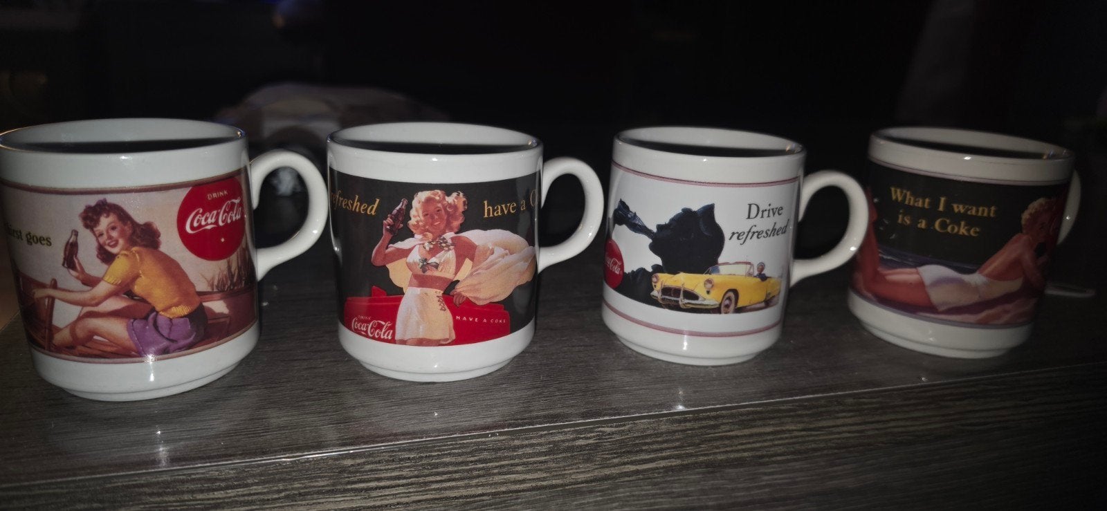 Set van 4 Vintage Coca-Cola Mokken - Pin-up en Auto Design, Ophalen of Verzenden, Nieuw, Overige stijlen, Kop(pen) en/of Schotel(s)