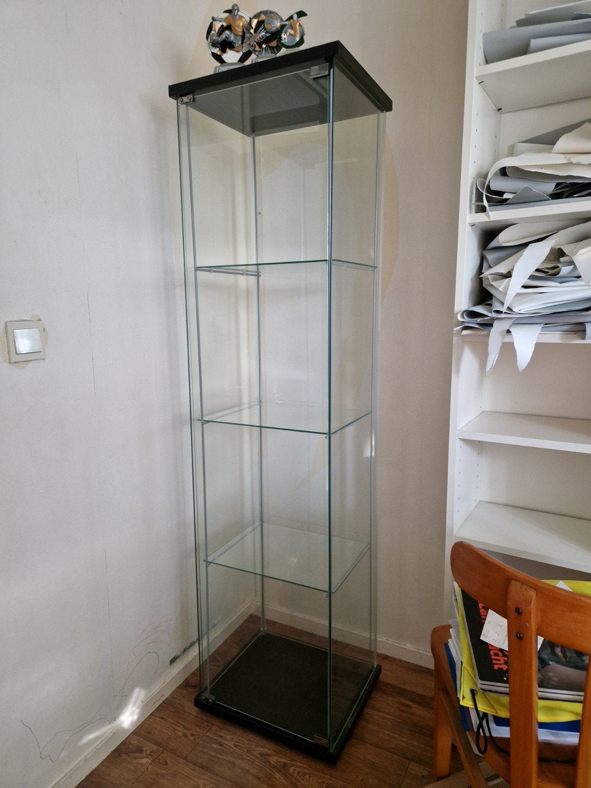 Mooie glazen vitrinekast - 165x35x40 cm, Ophalen of Verzenden