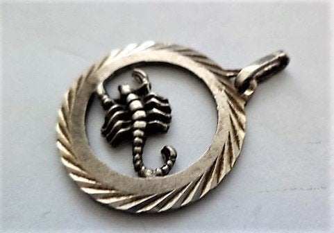 Grote vintage zilveren hanger sterrenbeeld Schorpioen (7442), Ophalen of Verzenden, Zo goed als nieuw, Kruis of Symbool, Zilver