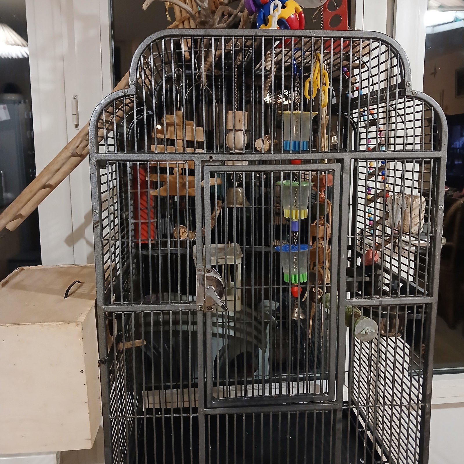 Papegaaienkooi op onderstel incl. broedblok & speelgoed - €1, Ophalen, Metaal, Vogelkooi