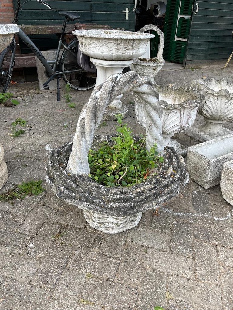 Brocante grote beton betonnen mand bloempot bloembak, Gebruikt, Rond, Ophalen of Verzenden, 60 tot 100 cm