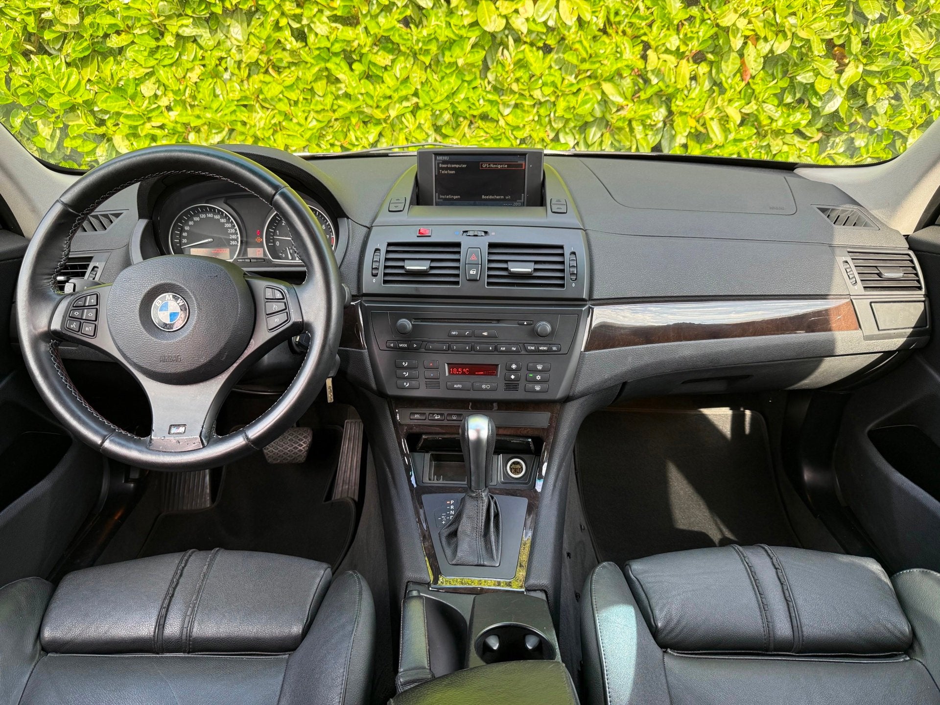 BMW X3 3.0si AUT M-PAKKET |NWE APK & DISTRIBUTIE|PANO|LEER, Auto's, BMW, Gebruikt, Zwart, Bedrijf, Handgeschakeld